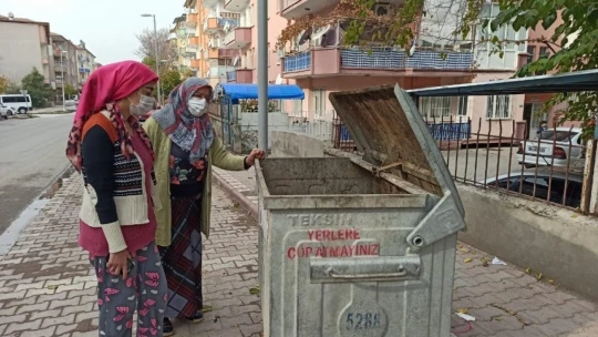 Bir anlık dalgınlıkla 3 bileziği çöpe attı
