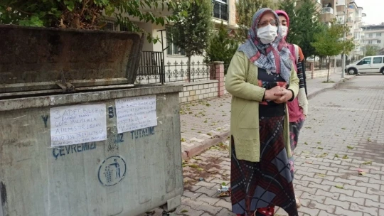 Bir anlık dalgınlıkla 3 bileziği çöpe attı