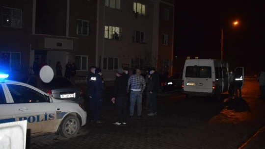 Birbirlerini bıçaklayan çift kurtarılamadı