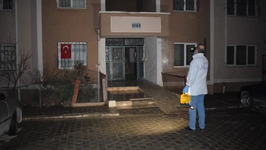 Birbirlerini bıçaklayan çift kurtarılamadı