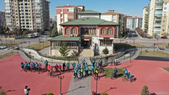 Bisiklet tutkunları Yeşilyurt'ta pedal çevirdi