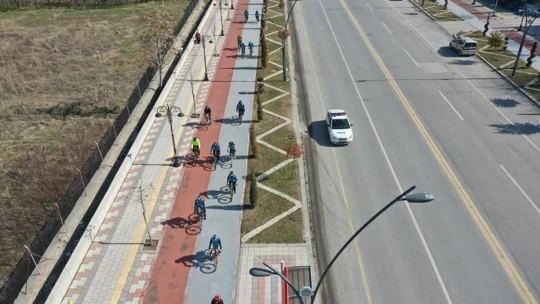 Bisiklet tutkunları Yeşilyurt'ta pedal çevirdi