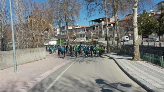 Bisiklet tutkunları Yeşilyurt'ta pedal çevirdi