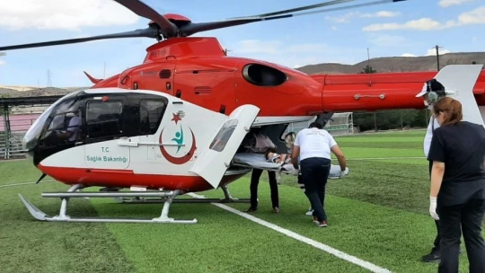 Bisikletten düşen bebeğin yardımına ambulans helikopter yetişti