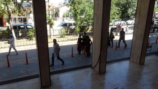 Bohçacı süsü ile hırsızlık yapan kadınlar tutuklandı