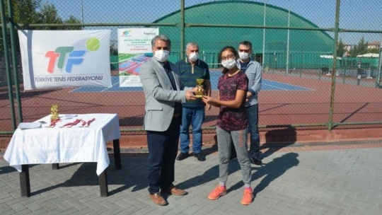 Bölge Tenis turnuvası çekişmeli geçti