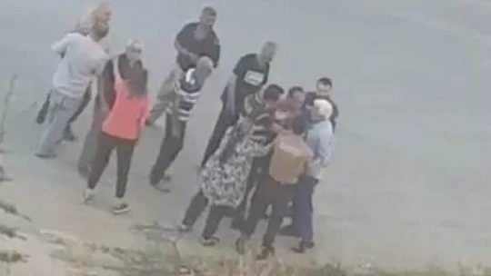 Boşanma aşamasında olduğu eşini sokak ortasında darp etti