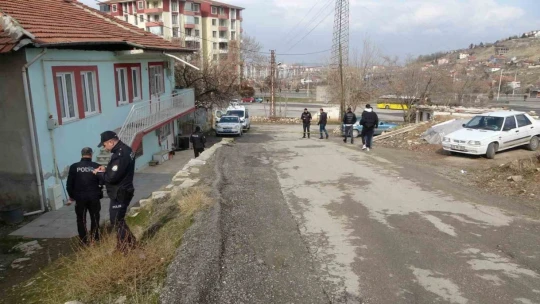 Boşanma aşamasındaki eşinin evini bastı: 2 yaralı