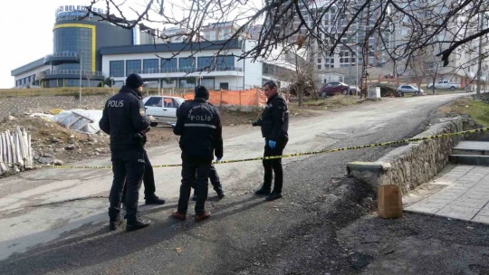 Boşanma aşamasındaki eşinin evini bastı: 2 yaralı