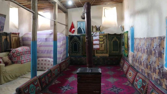 Bu evin pencerelerini gören bir daha bakıyor