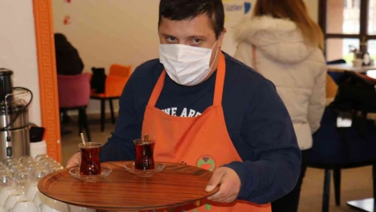 Bu kafeteryada yüzler hep gülüyor