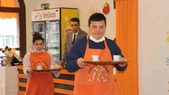 Bu kafeteryada yüzler hep gülüyor