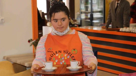 Bu kafeteryada yüzler hep gülüyor