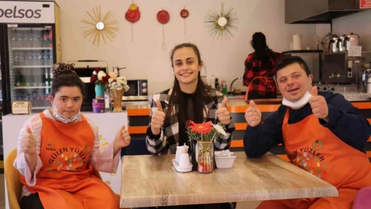 Bu kafeteryada yüzler hep gülüyor