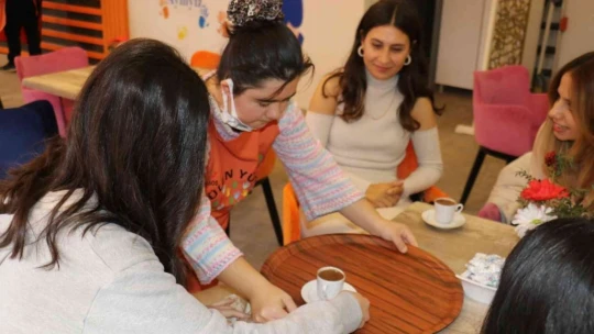 Bu kafeteryada yüzler hep gülüyor