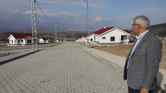 Bulutlu'daki deprem evlerinin geçici kabulü yapıldı
