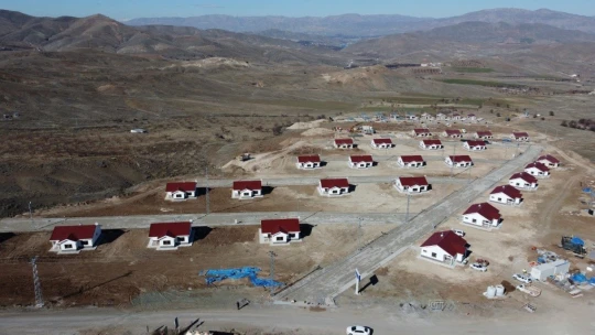 Bulutlu'daki deprem evlerinin geçici kabulü yapıldı