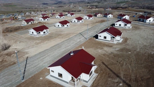 Bulutlu'daki deprem evlerinin geçici kabulü yapıldı