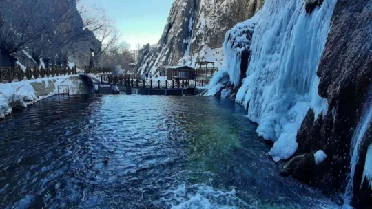 Buz tutan şelale kartpostallık görüntüler oluşturdu