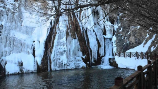 Buz tutan şelale kartpostallık görüntüler oluşturdu