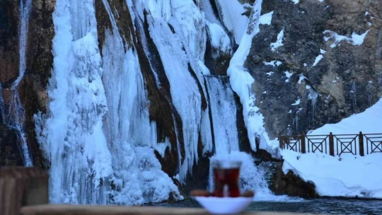 Buz tutan şelale kartpostallık görüntüler oluşturdu