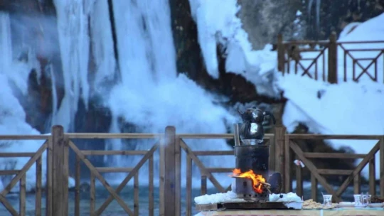 Buz tutan şelale kartpostallık görüntüler oluşturdu