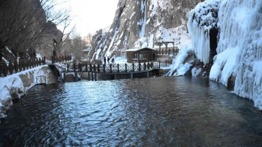 Buz tutan şelale kartpostallık görüntüler oluşturdu