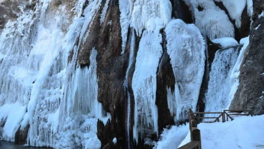 Buz tutan şelale kartpostallık görüntüler oluşturdu