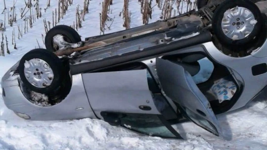 Buzlu yolda kayan araç şarampole yuvarlandı: 2 yaralı