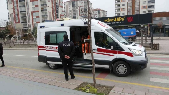 Çakmak üzerine kurduğu jiletli düzenek ile kendini yaraladı