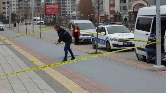 Çakmak üzerine kurduğu jiletli düzenek ile kendini yaraladı