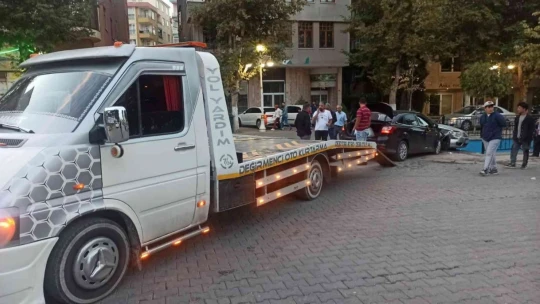 Çarpışan araçlar yayaların arasına daldı: 5 çocuk yaralı