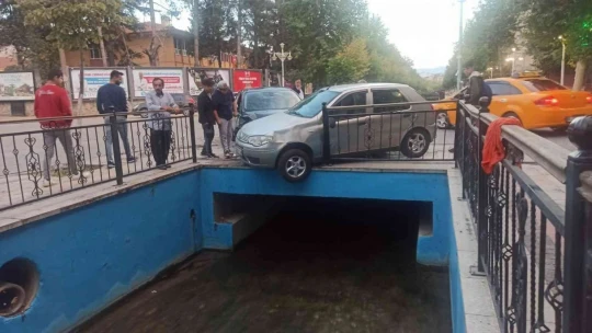 Çarpışan araçlar yayaların arasına daldı: 5 çocuk yaralı