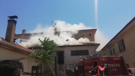 Çatı yangını korkuttu