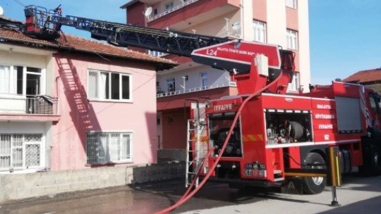 Çatı yangını ucuz atlatıldı