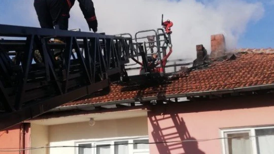 Çatı yangını ucuz atlatıldı