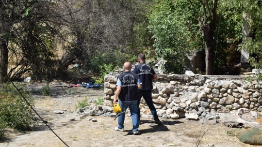 Çıkardığı yangında söndürme çalışmalarını izlerken yakalandı