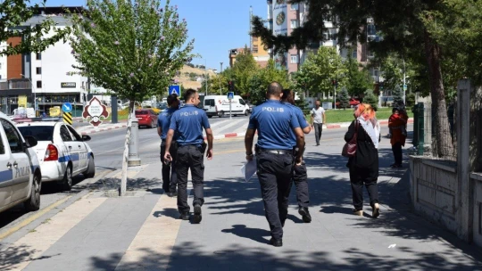 Çıkardığı yangında söndürme çalışmalarını izlerken yakalandı