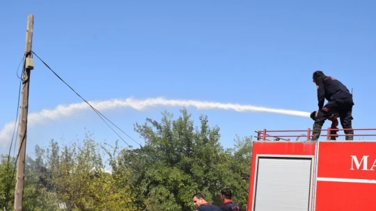 Çıkardığı yangında söndürme çalışmalarını izlerken yakalandı