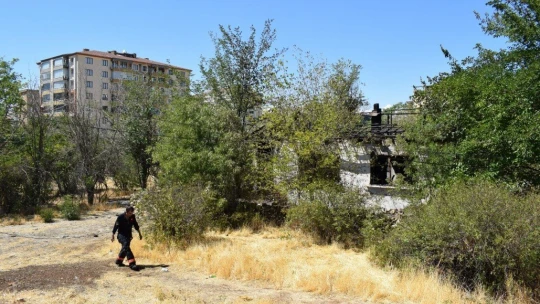 Çıkardığı yangında söndürme çalışmalarını izlerken yakalandı