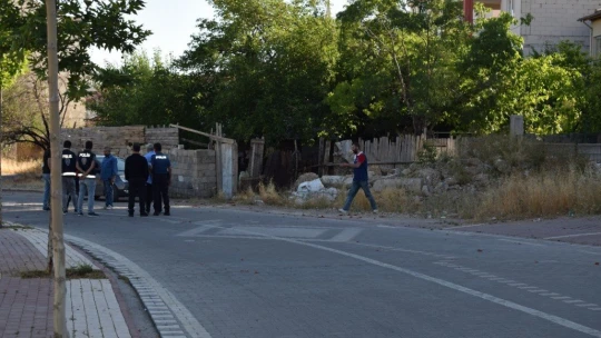 Çıktığı çatıdan kendi indi, arkadaşını çıkardı