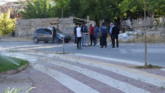 Çıktığı çatıdan kendi indi, arkadaşını çıkardı