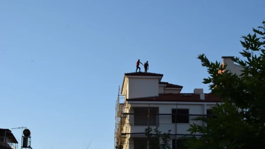 Çıktığı çatıdan kendi indi, arkadaşını çıkardı