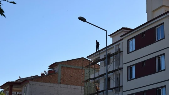 Çıktığı çatıdan kendi indi, arkadaşını çıkardı