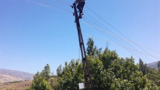 Çıktığı elektrik direğinde mahsur kaldı