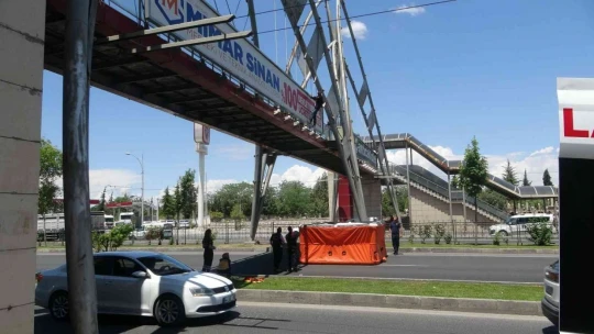 Çıktığı üst geçitte 2,5 saat polise direndi, kentte trafik durdu