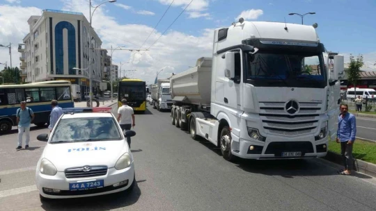 Çıktığı üst geçitte 2,5 saat polise direndi, kentte trafik durdu