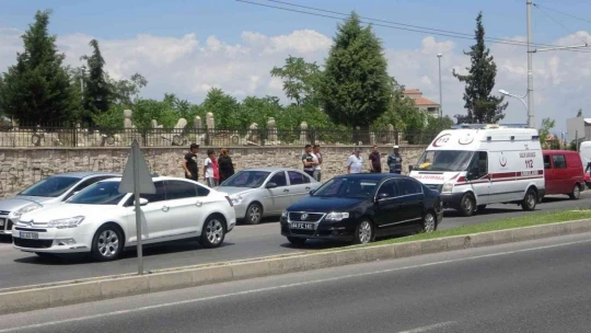 Çıktığı üst geçitte 2,5 saat polise direndi, kentte trafik durdu