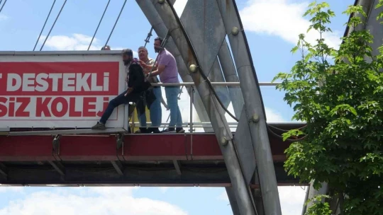 Çıktığı üst geçitte 2,5 saat polise direndi, kentte trafik durdu