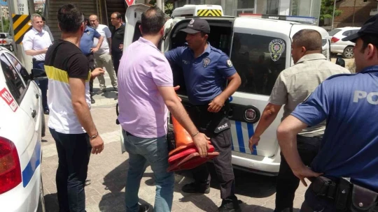 Çıktığı üst geçitte 2,5 saat polise direndi, kentte trafik durdu